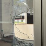 Delegacia de Tijucas permanece com portas quebradas após ataque; suspeito ainda não foi localizado