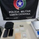 Homem é preso com ecstasy e outras drogas em Tijucas após tentar evitar abordagem policial