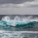 MAR REVOLTO CAUSA ESTRAGOS NA ORLA DE ITAPEMA E PREOCUPA COMERCIANTES